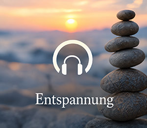 Hördateien zur Entspannung – gestapelte Steine im Sonnenuntergang mit Kopfhörersymbol