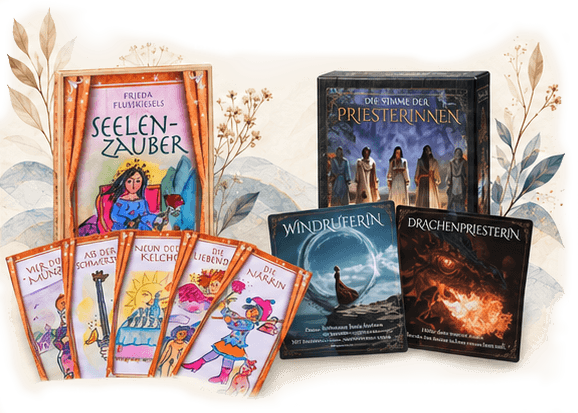 Die Kartendecks „Seelenzauber Tarot“ und „Die Stimme der Priesterinnen“ mit ausgelegten Karten